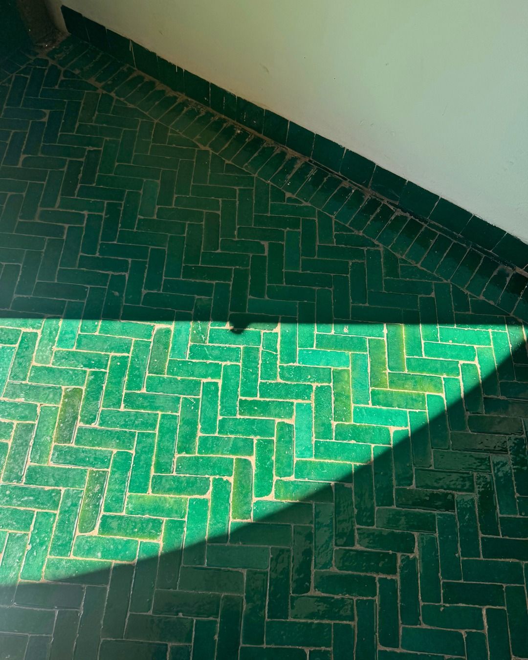 Sol en bejmat vert, pose chevron