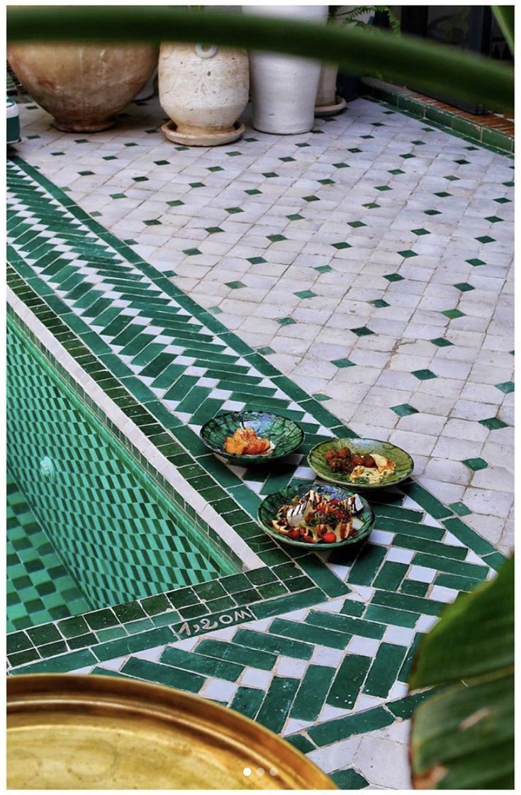 Bordure en bejmat vert autour d'un bassin zellige