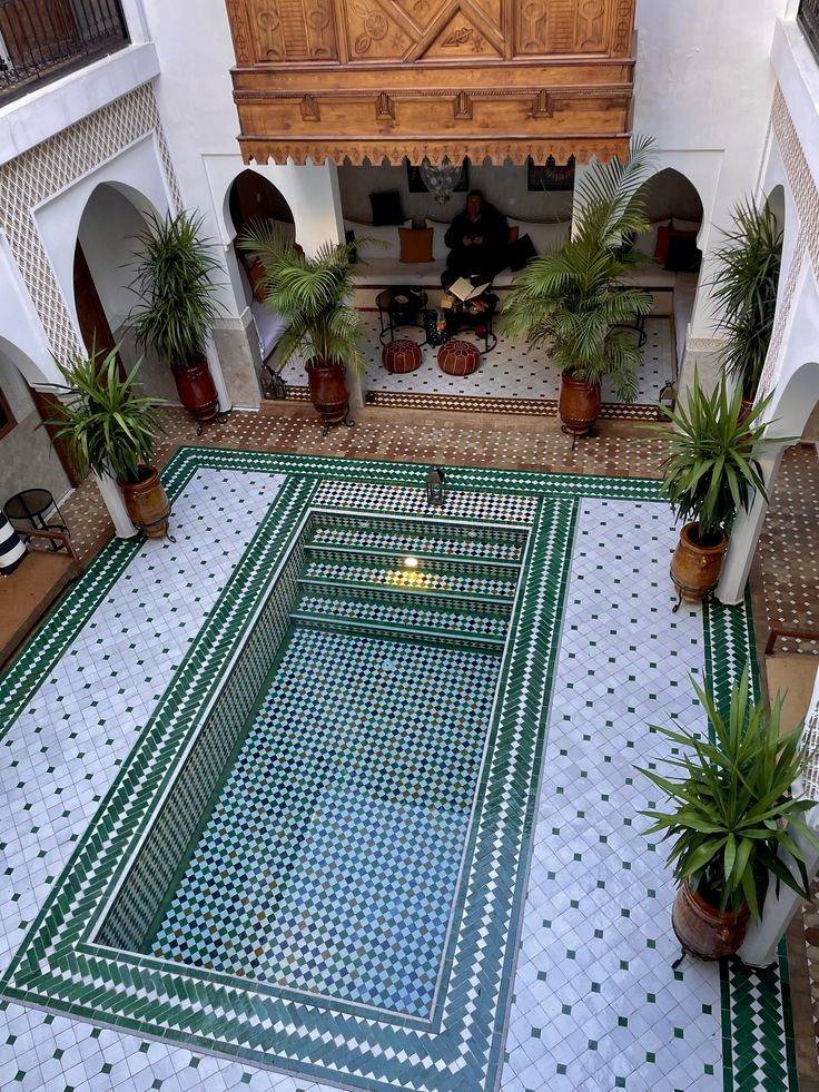Cour intérieure marocaine, bassin bordé de zellige et bejmat