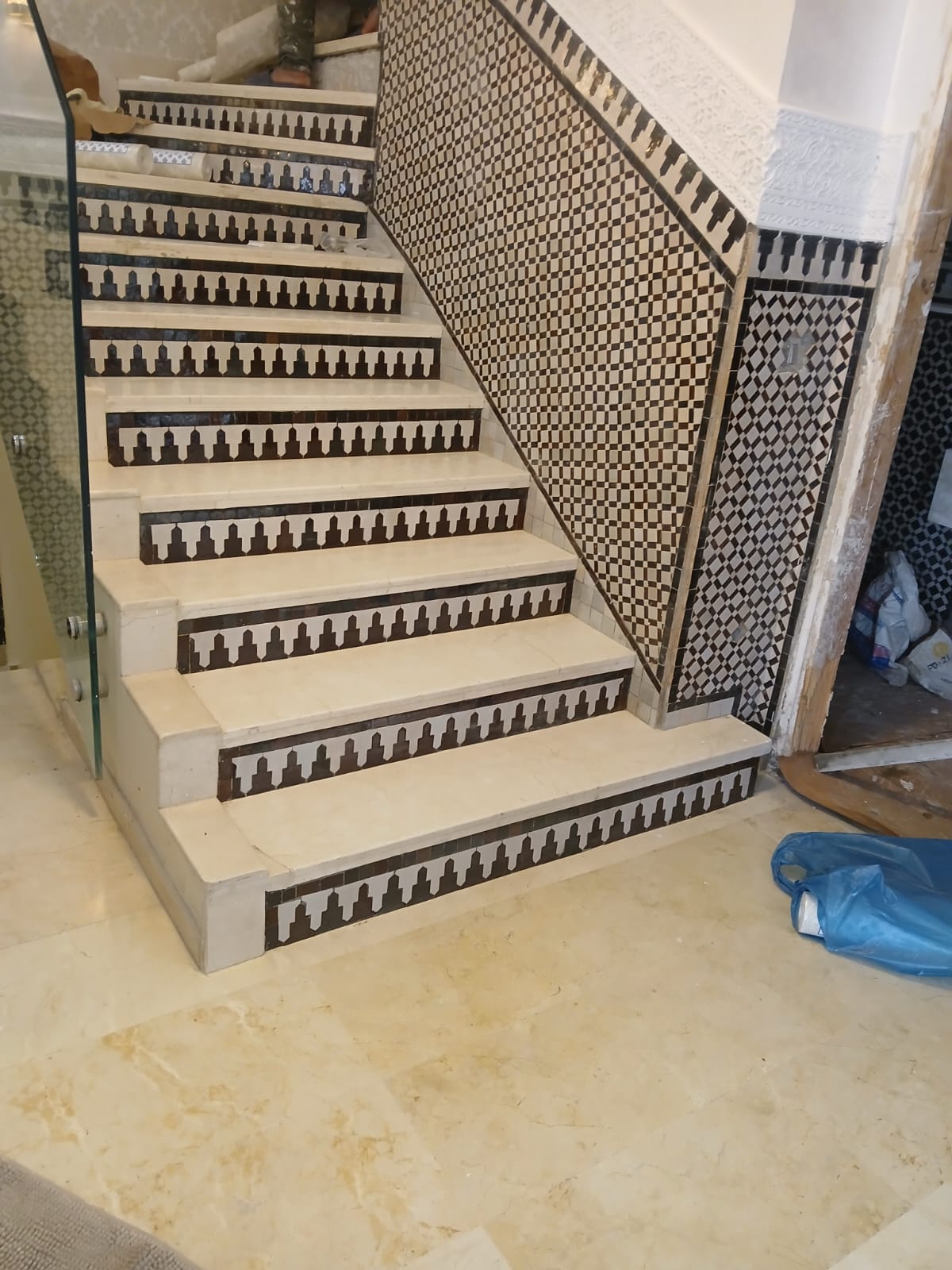 Escalier habillé de carreaux contremarche à motif, pose en cours