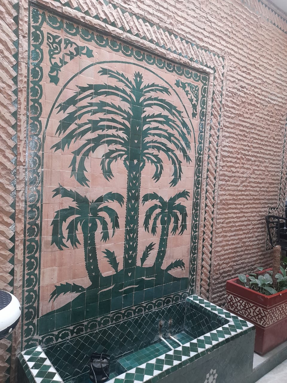 نافورة بنقش نخلة من الزليج، إنجاز DTAT