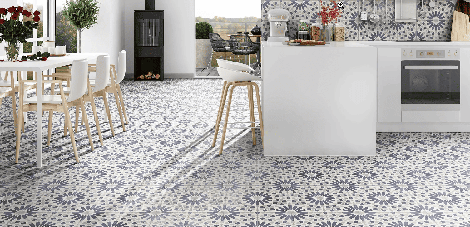 Carrelage à motifs patrimoniaux marocains, sol de salle à manger
