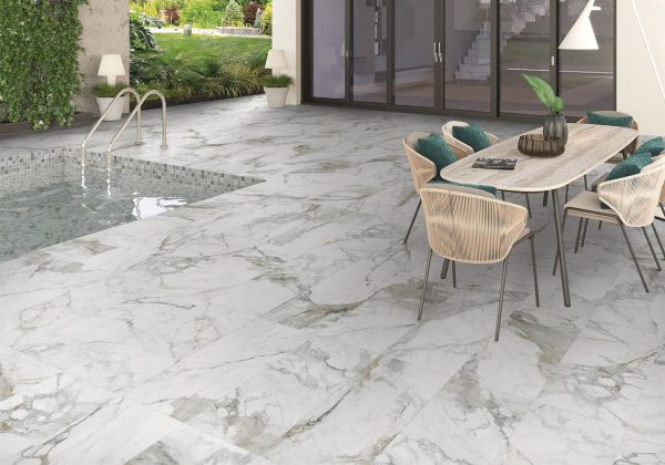 Terrasse extérieure en carrelage au bord d'une piscine