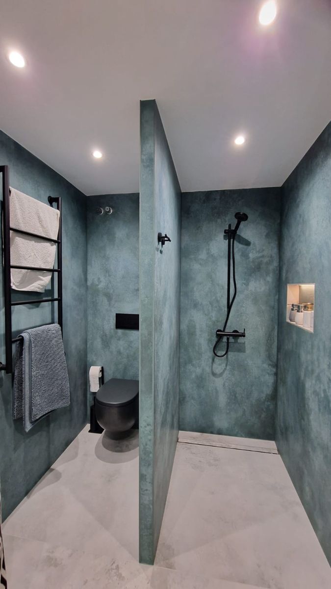 Blue-green tadelakt shower, DTAT project