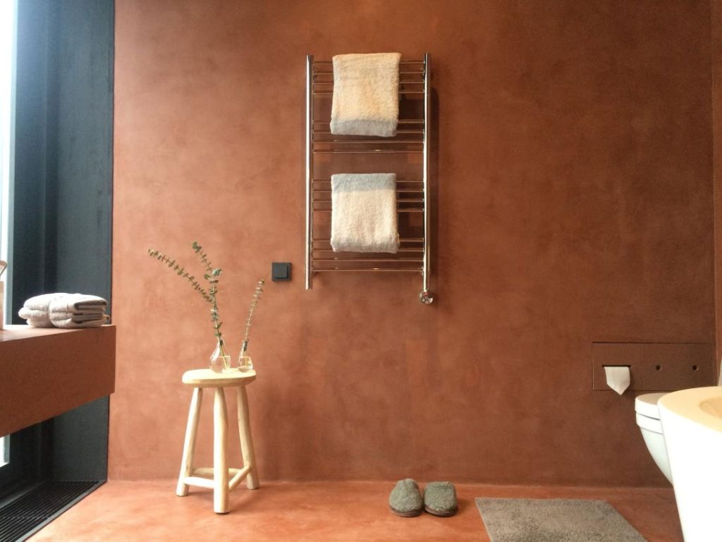 Salle de bain enduite de tadelakt, exemple d'application