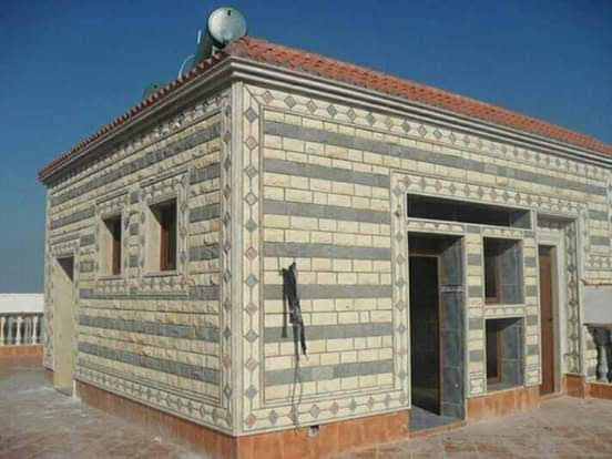 Façade à motif géométrique en pierre tahajjart bicolore, réalisation DTAT
