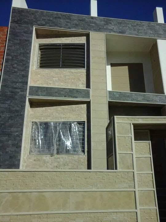 Façade en cours de pose en pierre tahajjart, chantier DTAT