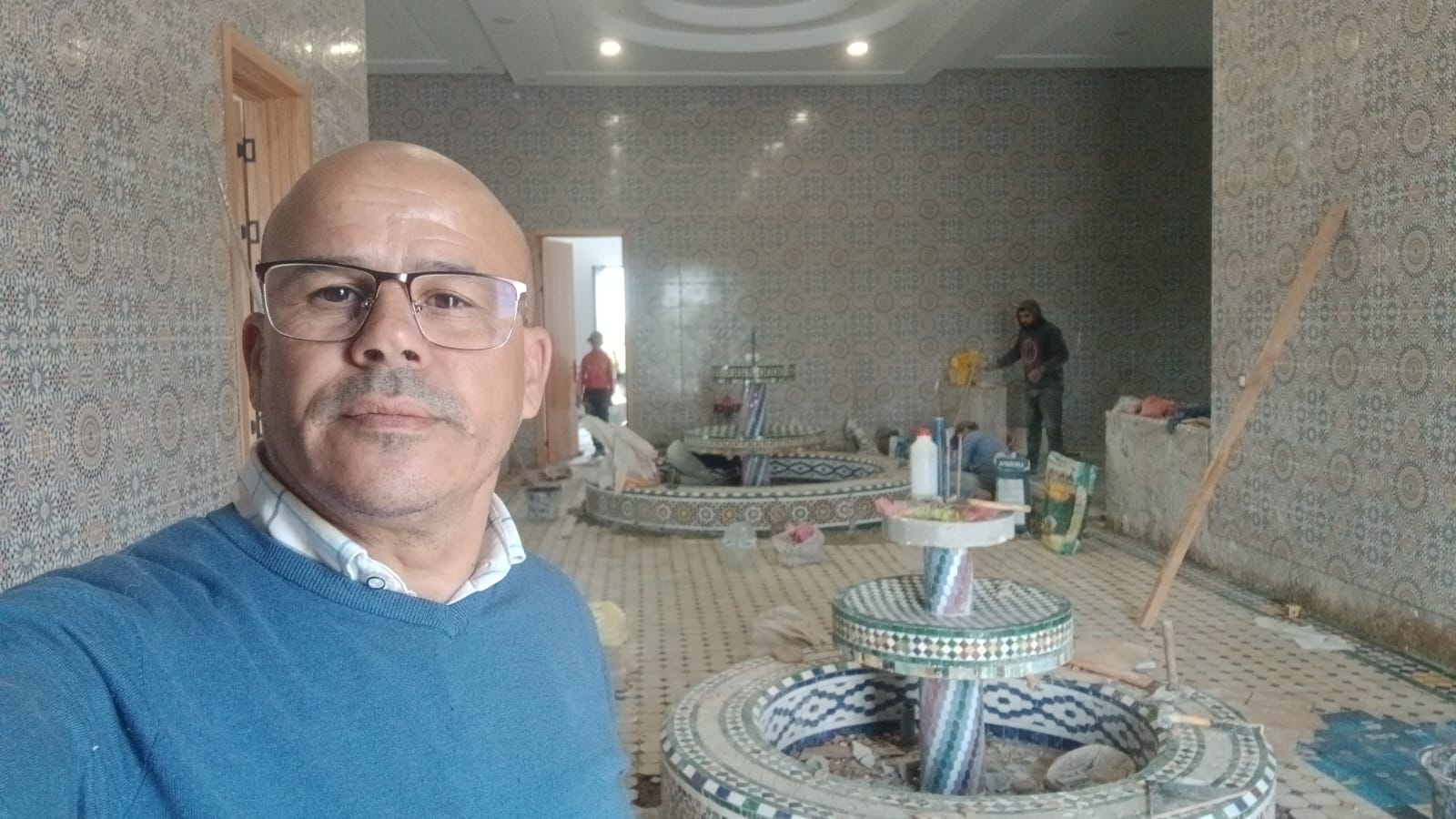 Maâlem DTAT sur un chantier de fontaines en zellige beldi