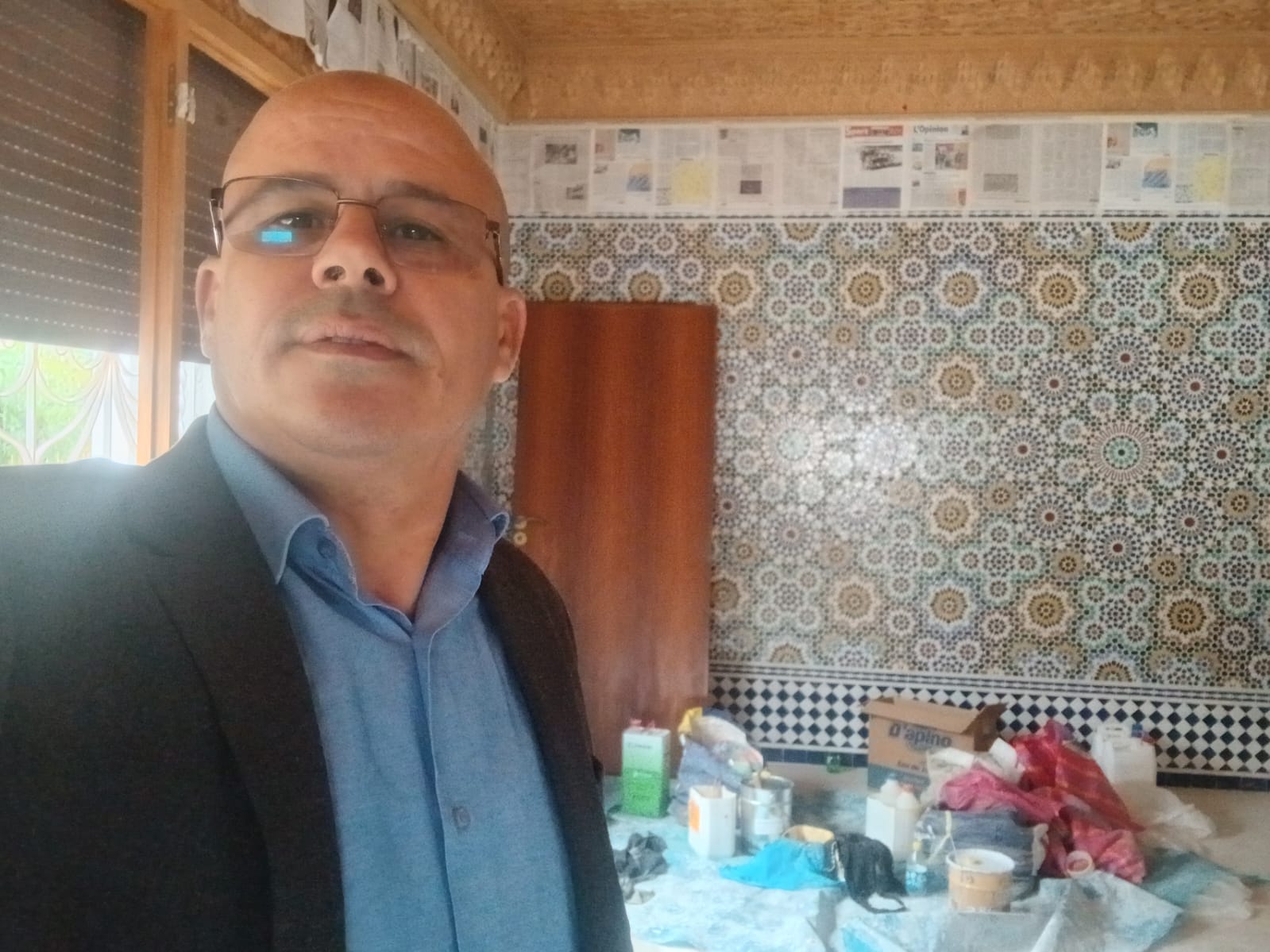 Maâlem DTAT devant un mur de zellige beldi