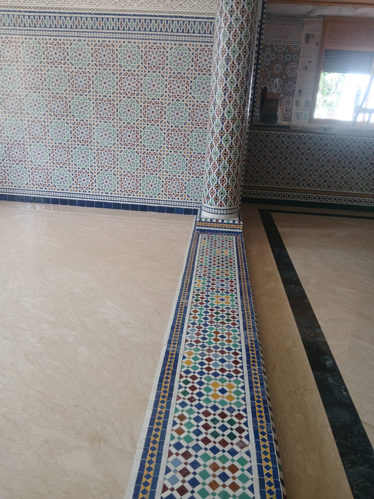 Bas de mur et sol en zellige beldi dans un intérieur marocain, réalisation DTAT