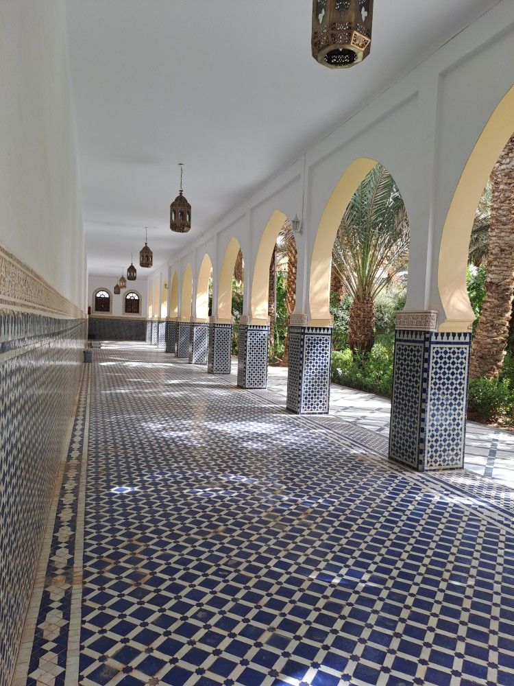 Galerie à arcades habillée de zellige beldi, réalisation DTAT